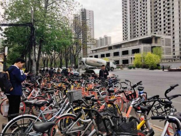 ��ס����������������Ůʿ�Q�������������ֱ��ڵ��Fվ��F(xi��n)�Ѻ���Ҋ��С�S܇���������ҵ�һ���vҲ�ǉĵģ����Ӳ����T��